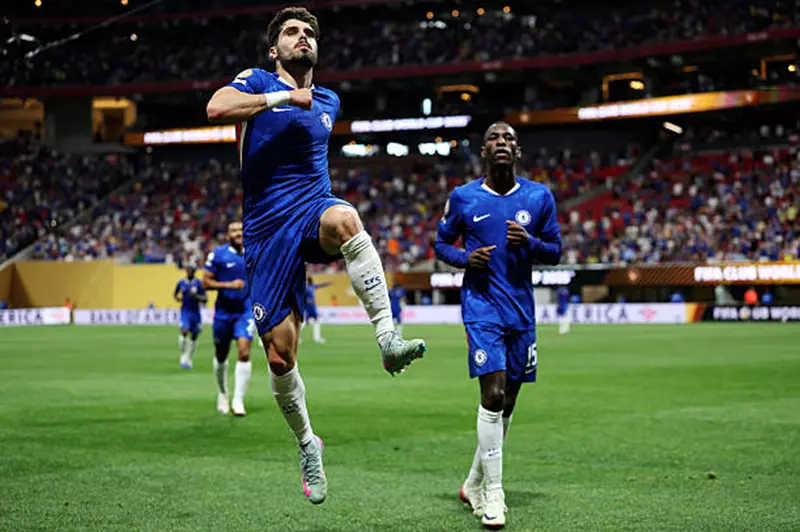 احتفال بيدرو نيتو لاعب تشيلسي أمام لوس أنجلوس